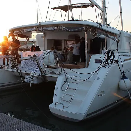 Catamarano Mauticat Bateau-hôtel 3*